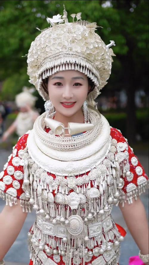 绝美苗族银饰服饰，太惊艳了！